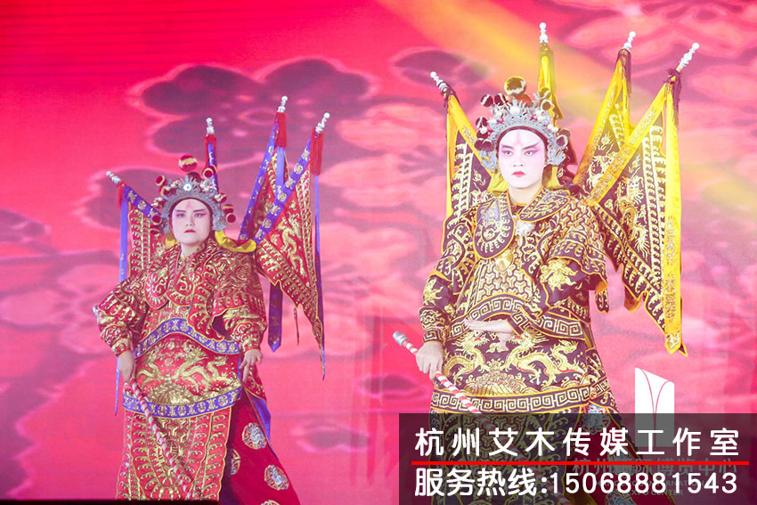 杭州國際博覽中心2020新春紅藍(lán)競演茶話會(huì)戲劇演員在臺(tái)上表演現(xiàn)場拍攝情況