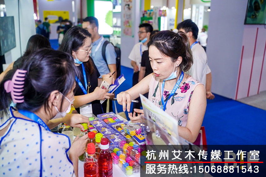 FBIF食品展會(huì)現(xiàn)場(chǎng)工作人員對(duì)客戶進(jìn)行食品介紹拍攝