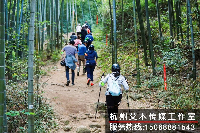 戶外訓(xùn)練基地團隊成員上山場景拍攝