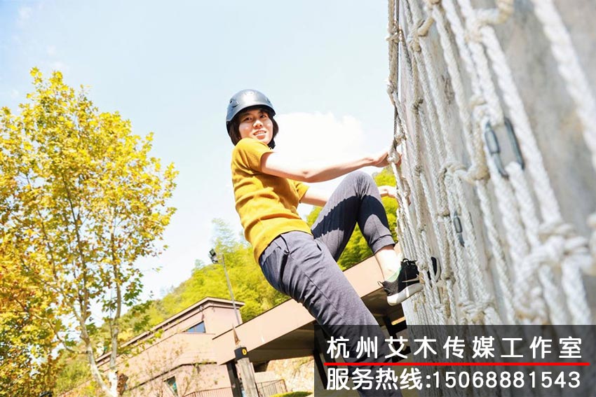 戶外訓(xùn)練基地團隊成員攀登高處場景拍攝