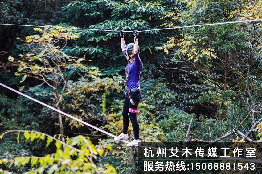 戶外訓(xùn)練基地團隊成員半空過繩索道場景拍攝