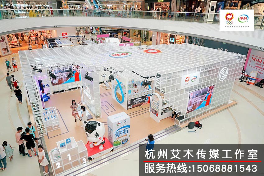 從高空拍下整個(gè)伊利展柜展臺(tái)布局